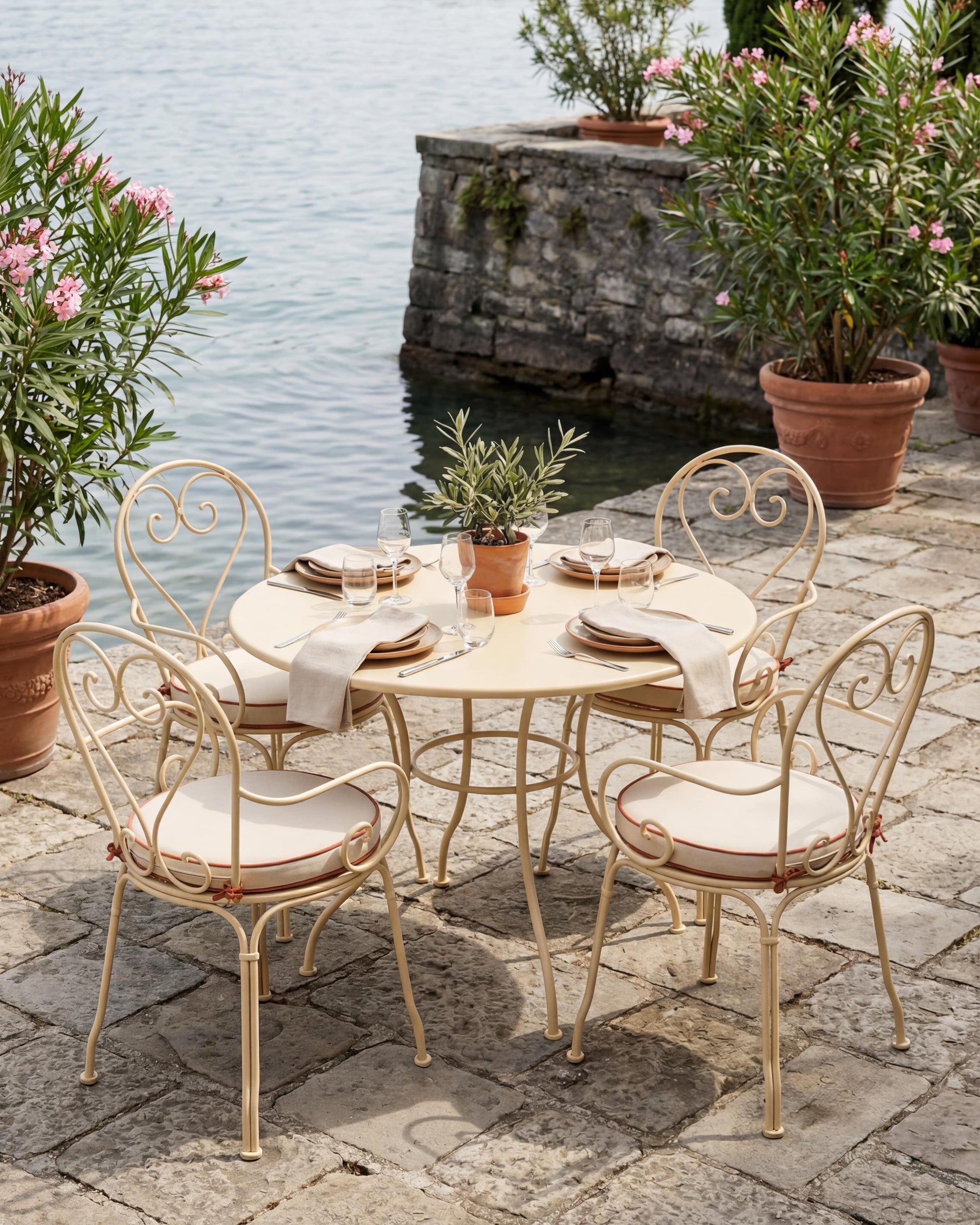 Iron Round Table | Table for Hospitality & Outdoor Use